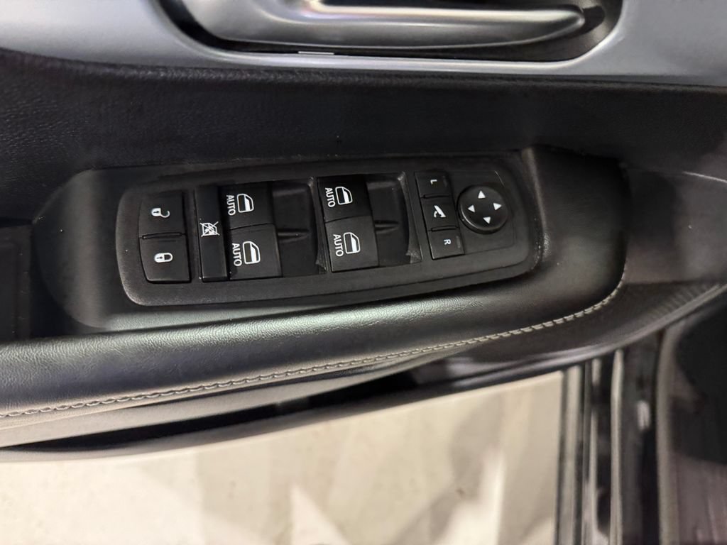Used 2026 Chrysler Pacifica Limited FWD image 17