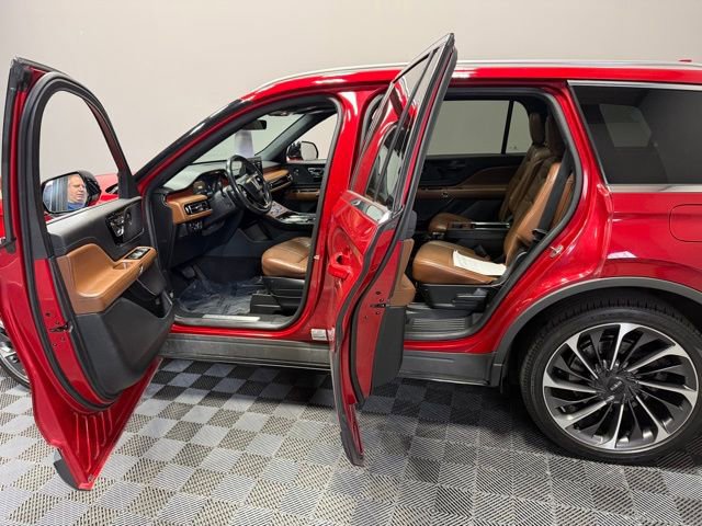 Used 2020 Lincoln Aviator Reserve w/ Equipment Group 201A image 16