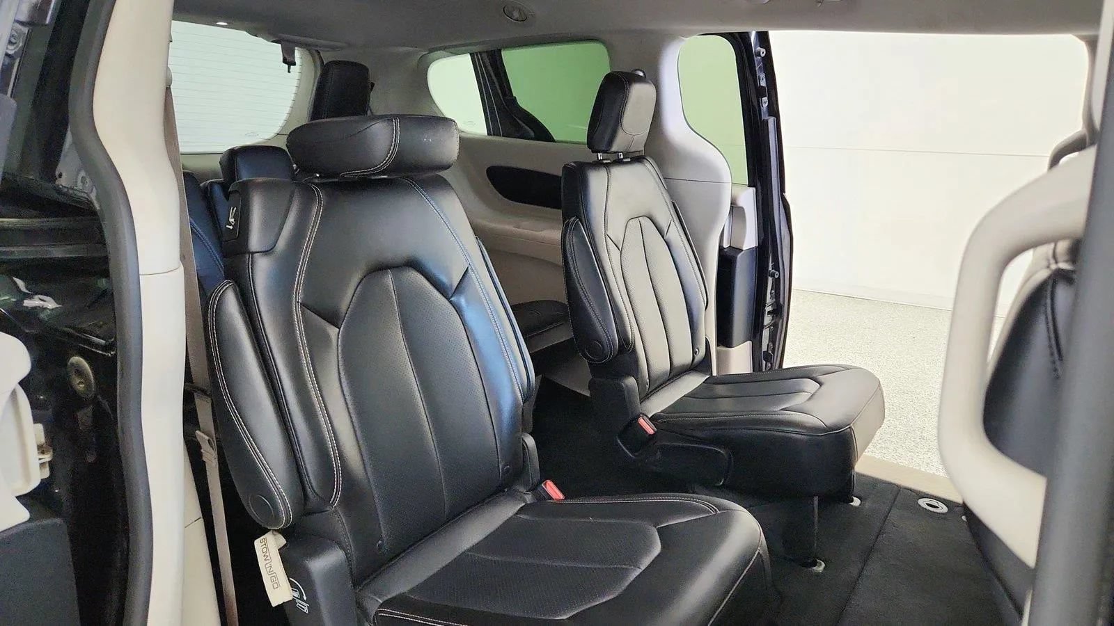 Used 2023 Chrysler Pacifica Touring-L FWD image 30
