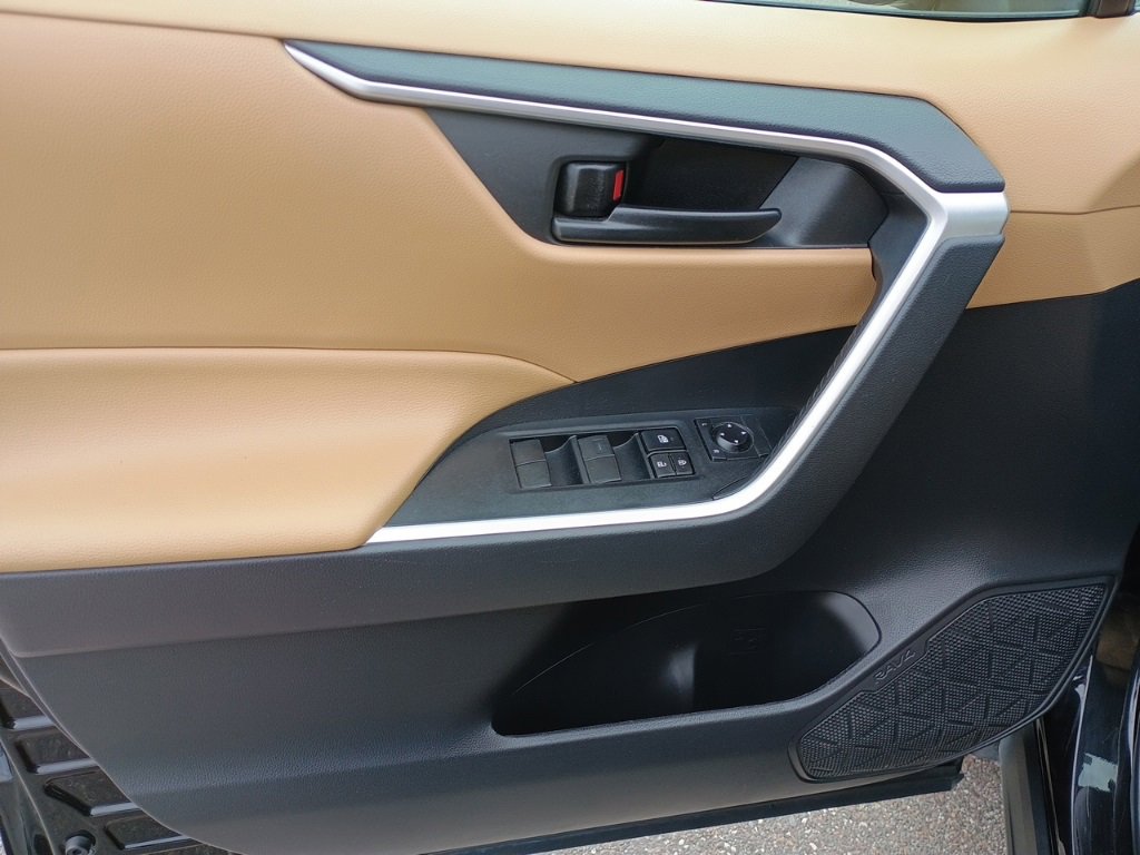 Used 2022 Toyota RAV4 LE image 10