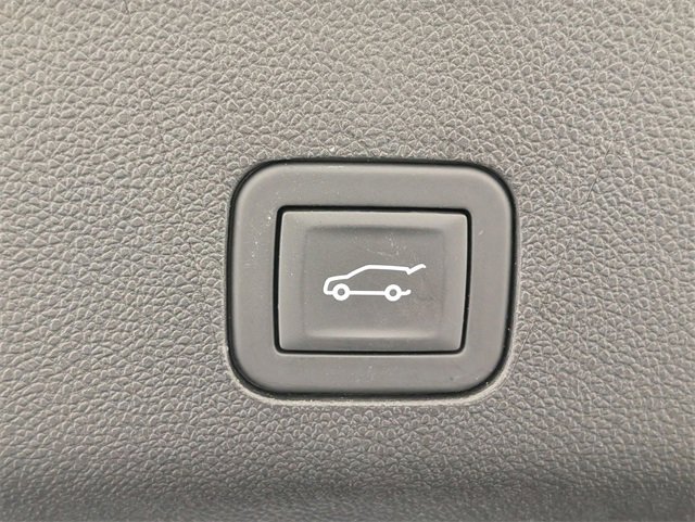 Used 2025 Chevrolet Suburban Z71 image 32