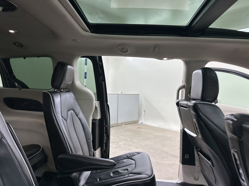 Used 2022 Chrysler Pacifica Limited w/ Uconnect Theater Family Group image 24