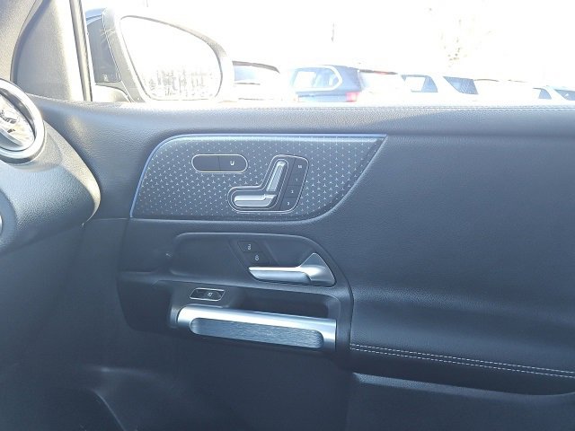 Certified 2025 Mercedes-Benz GLB 250 4MATIC image 31