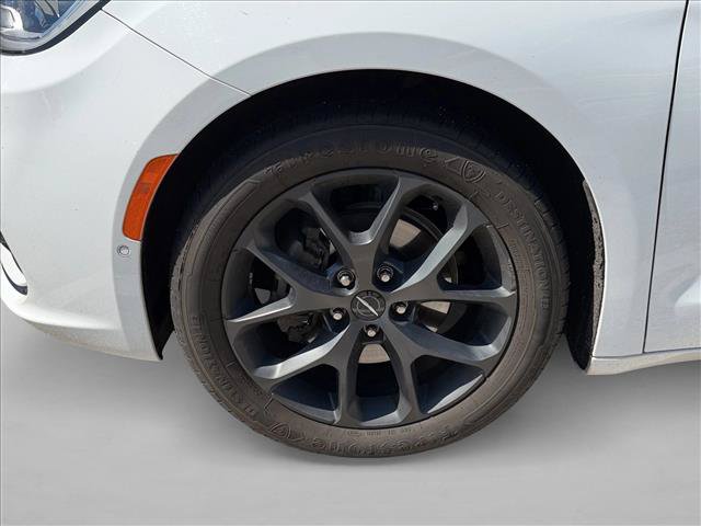 Used 2021 Chrysler Pacifica Touring-L w/ Uconnect Theater Family Group FWD image 7