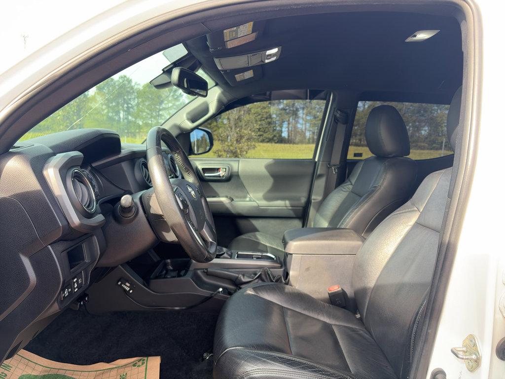 Used 2018 Toyota Tacoma TRD Sport image 12