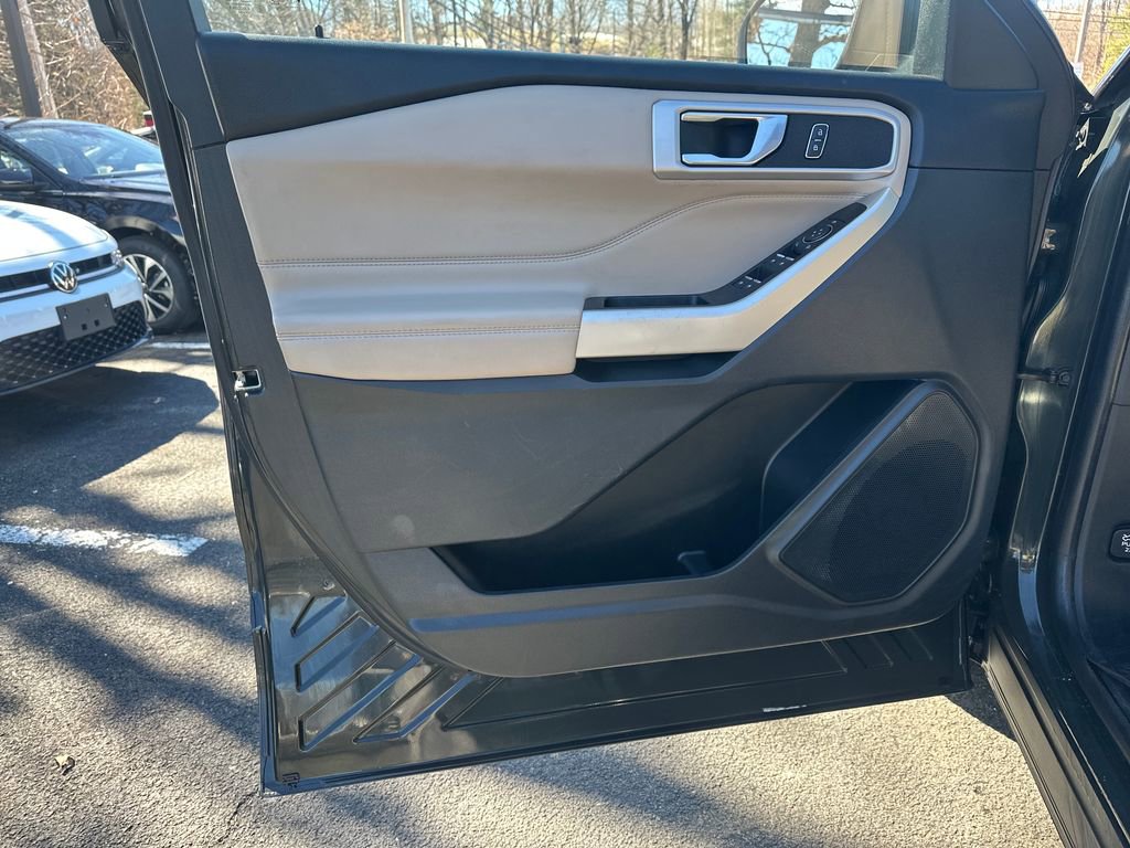 Used 2022 Ford Explorer XLT w/ Equipment Group 202A image 5
