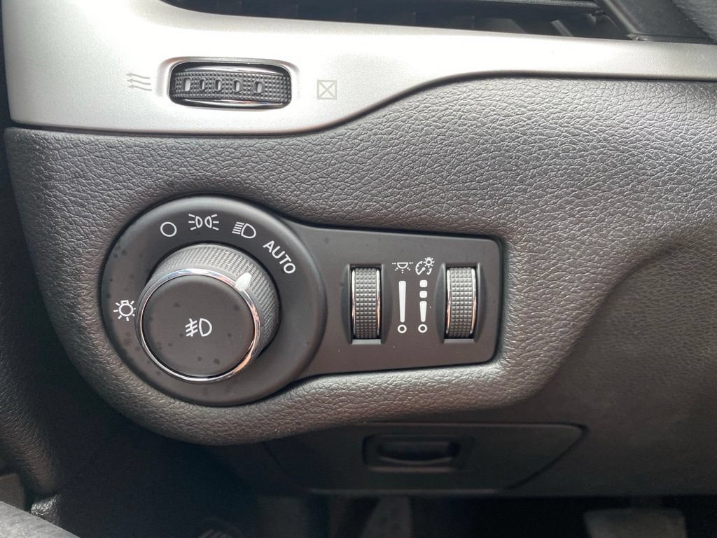 Used 2018 Jeep Cherokee Trailhawk AWD/4WD image 23
