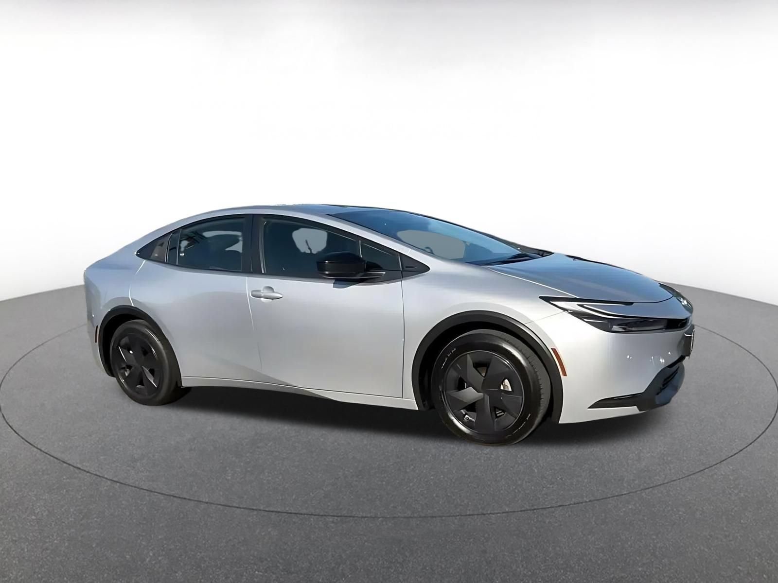 Used 2024 Toyota Prius LE FWD image 2