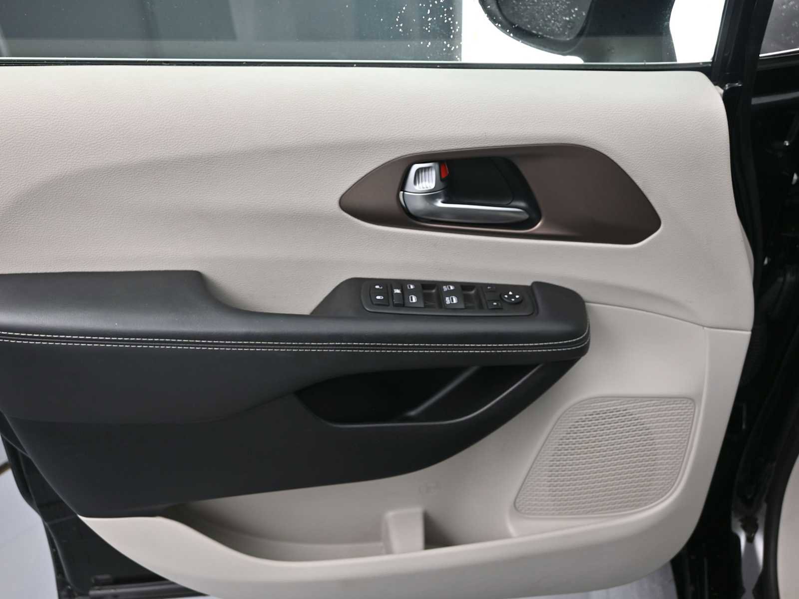 Used 2024 Chrysler Voyager LX FWD image 3