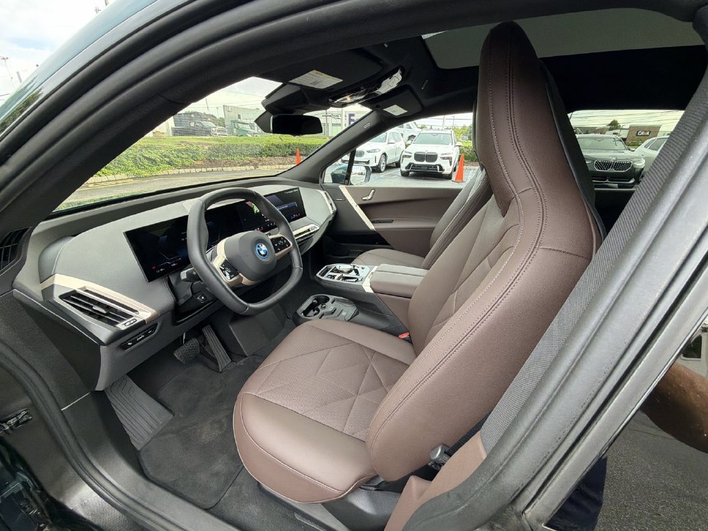 Used 2024 BMW iX xDrive50 AWD/4WD image 10