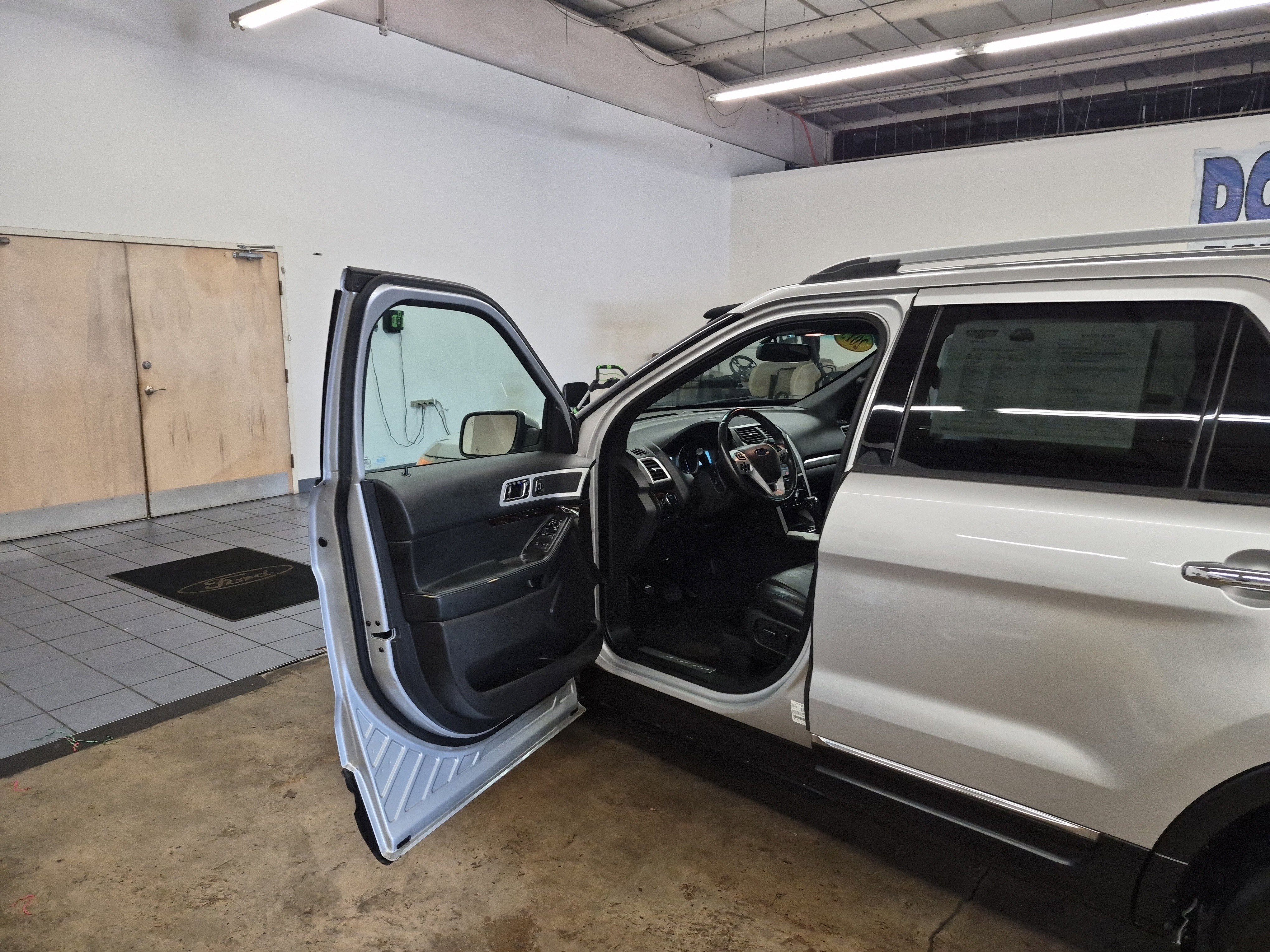 Used 2015 Ford Explorer Limited w/ Equipment Group 301A FWD image 8