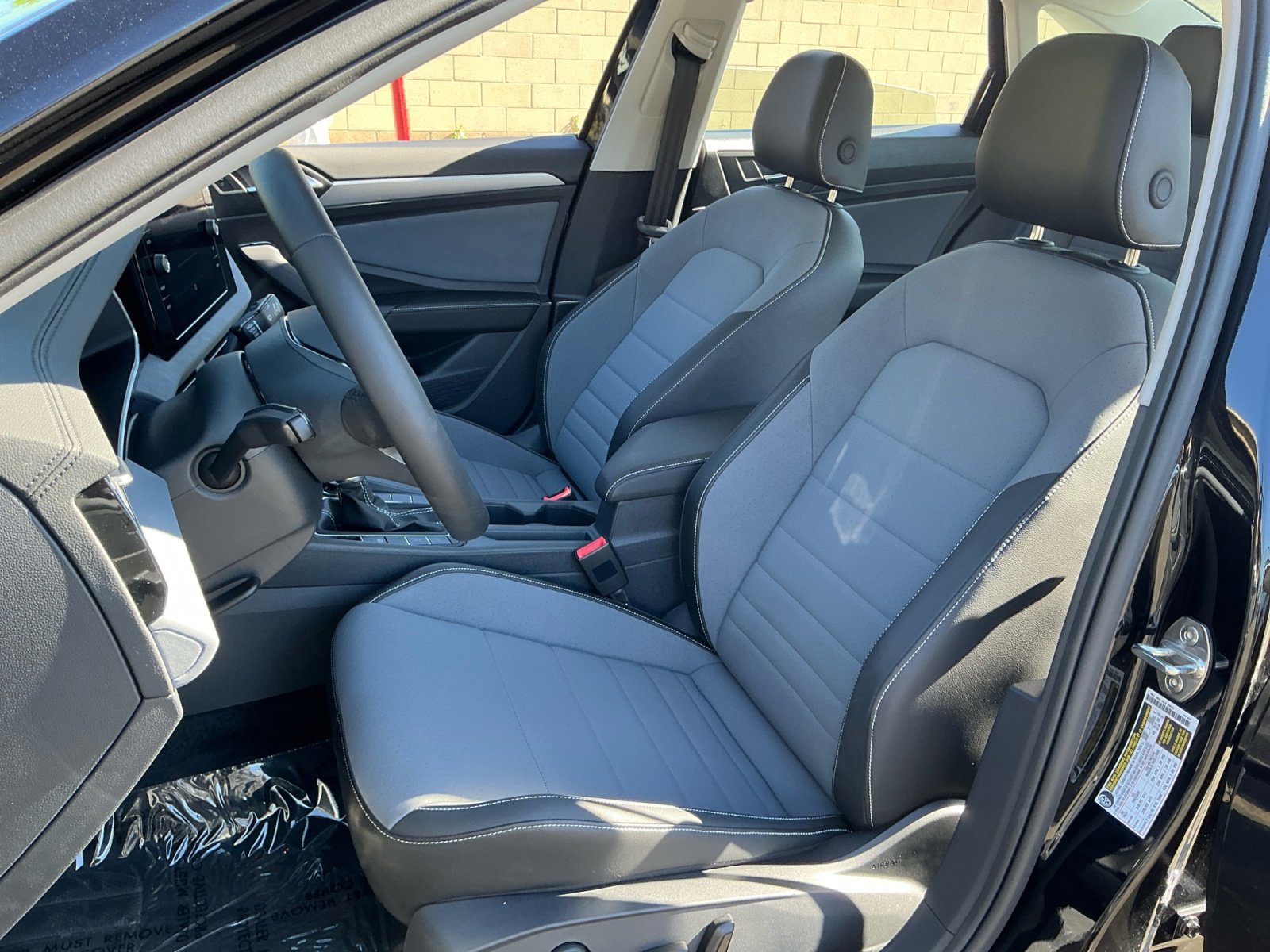 Used 2025 Volkswagen Jetta SE w/ Sunroof Package image 17