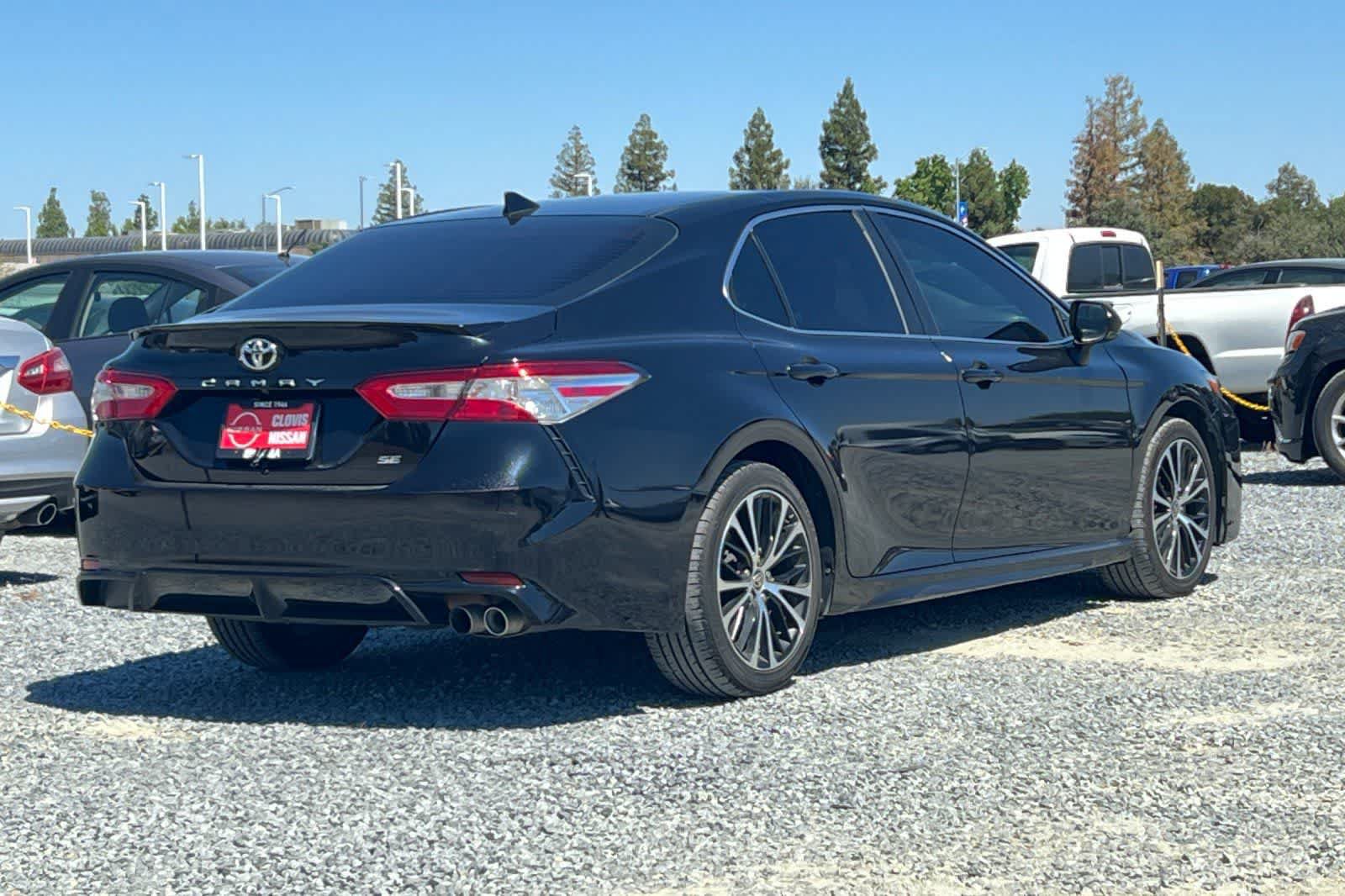 Used 2020 Toyota Camry SE w/ Carpet Mat Package FWD image 3