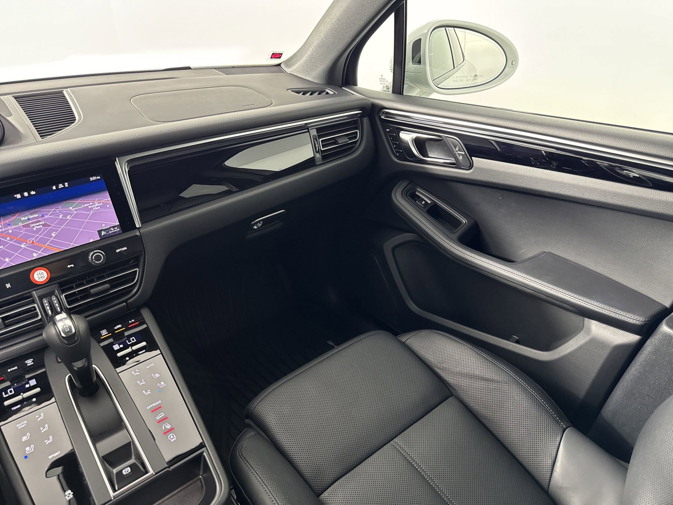 Certified 2025 Porsche Macan image 28