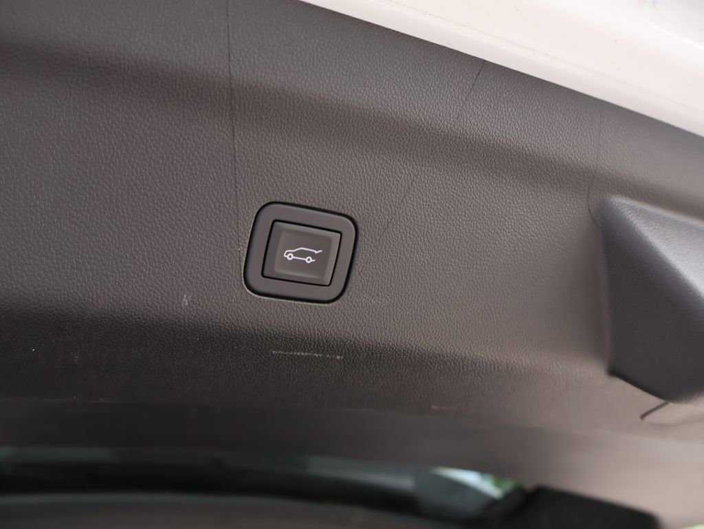 Used 2025 GMC Yukon XL Denali AWD/4WD image 10