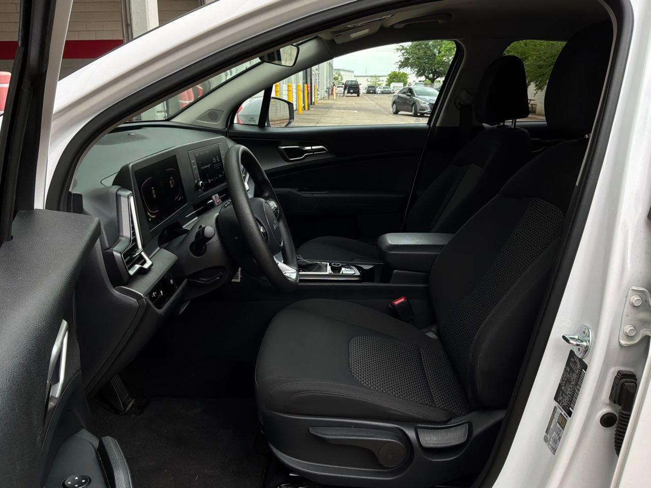 Used 2025 Kia Sportage LX FWD image 10