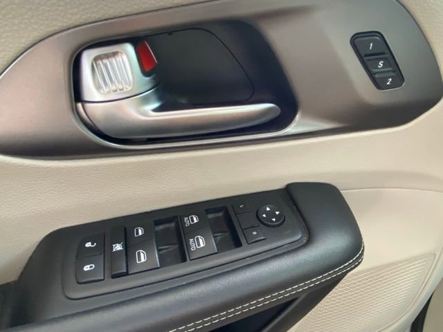 Used 2023 Chrysler Pacifica Touring-L image 19