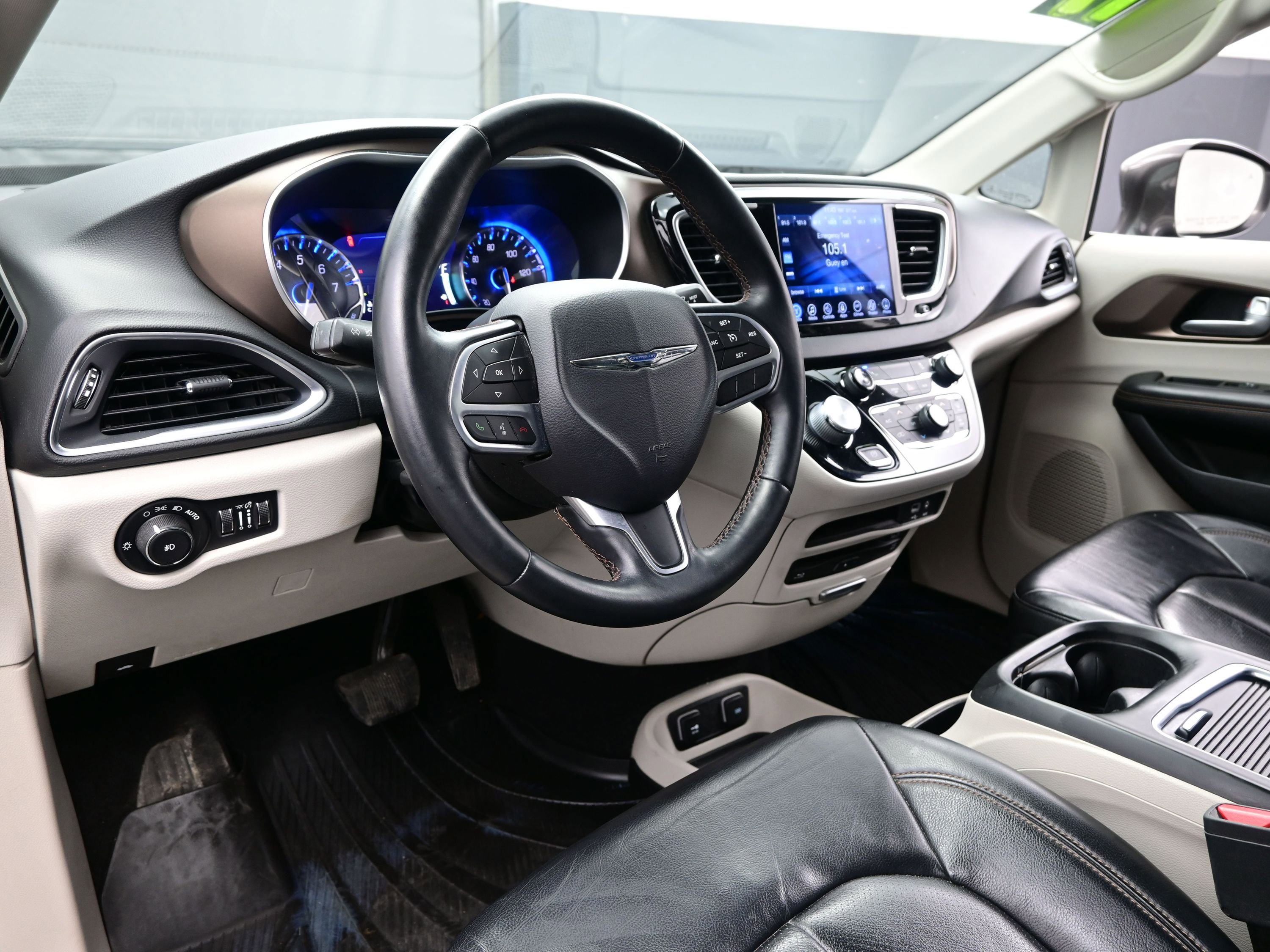 Used 2017 Chrysler Pacifica Touring-L Plus w/ Tire & Wheel Group image 12