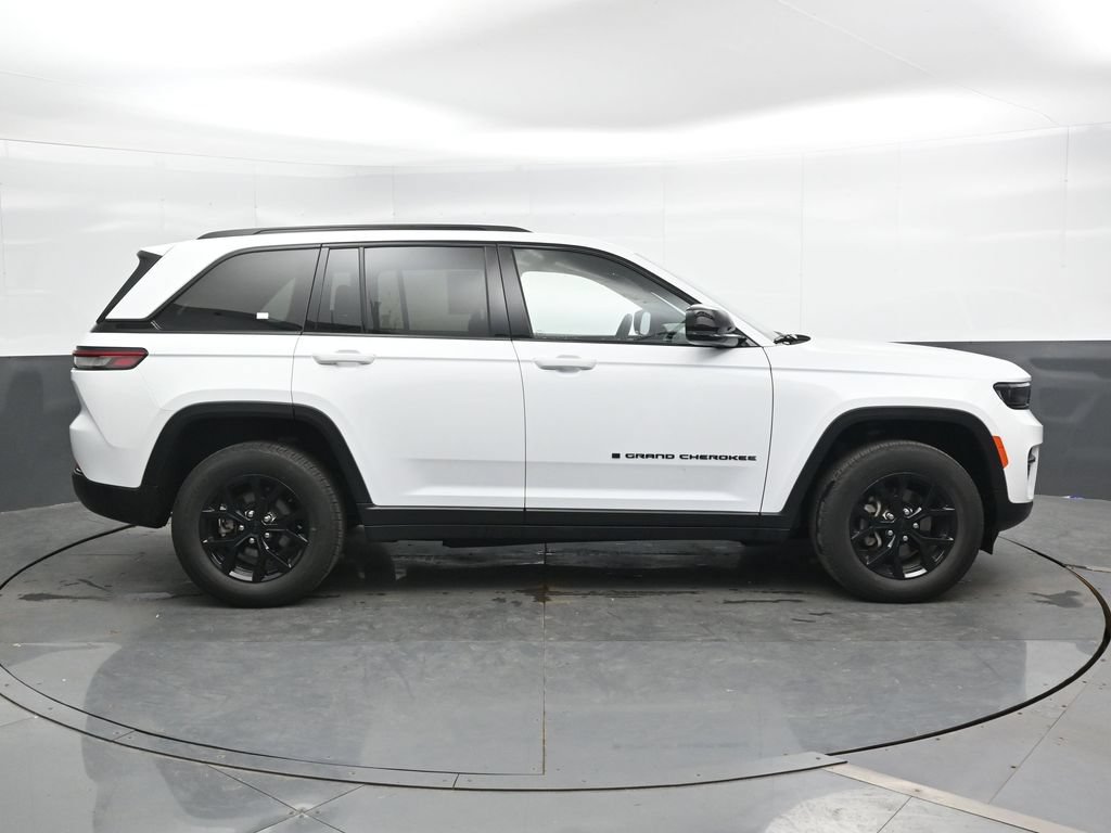 Used 2025 Jeep Grand Cherokee Altitude AWD/4WD image 3