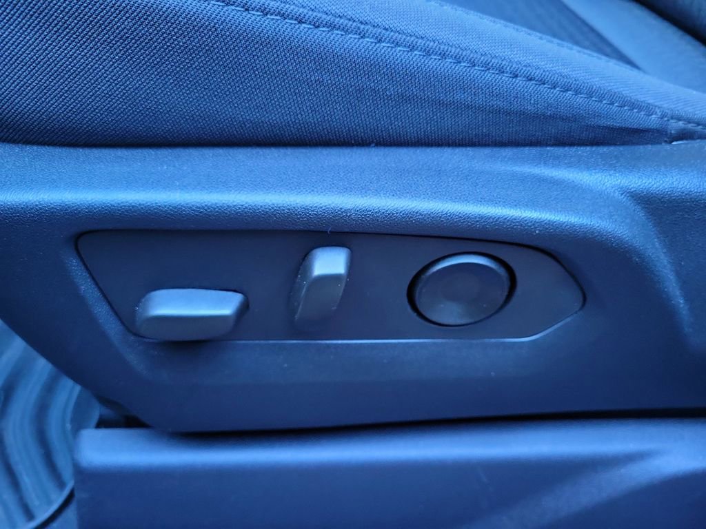 Used 2025 Chevrolet Silverado 2500 Custom w/ Custom Value Package image 10