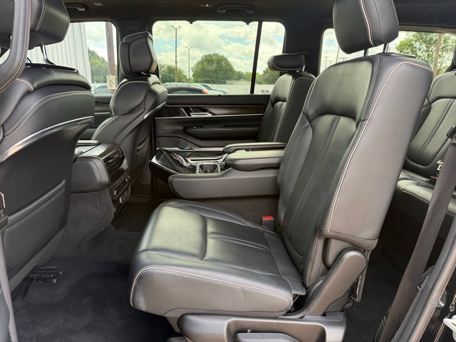 Used 2022 Jeep Grand Wagoneer Series II AWD/4WD image 23