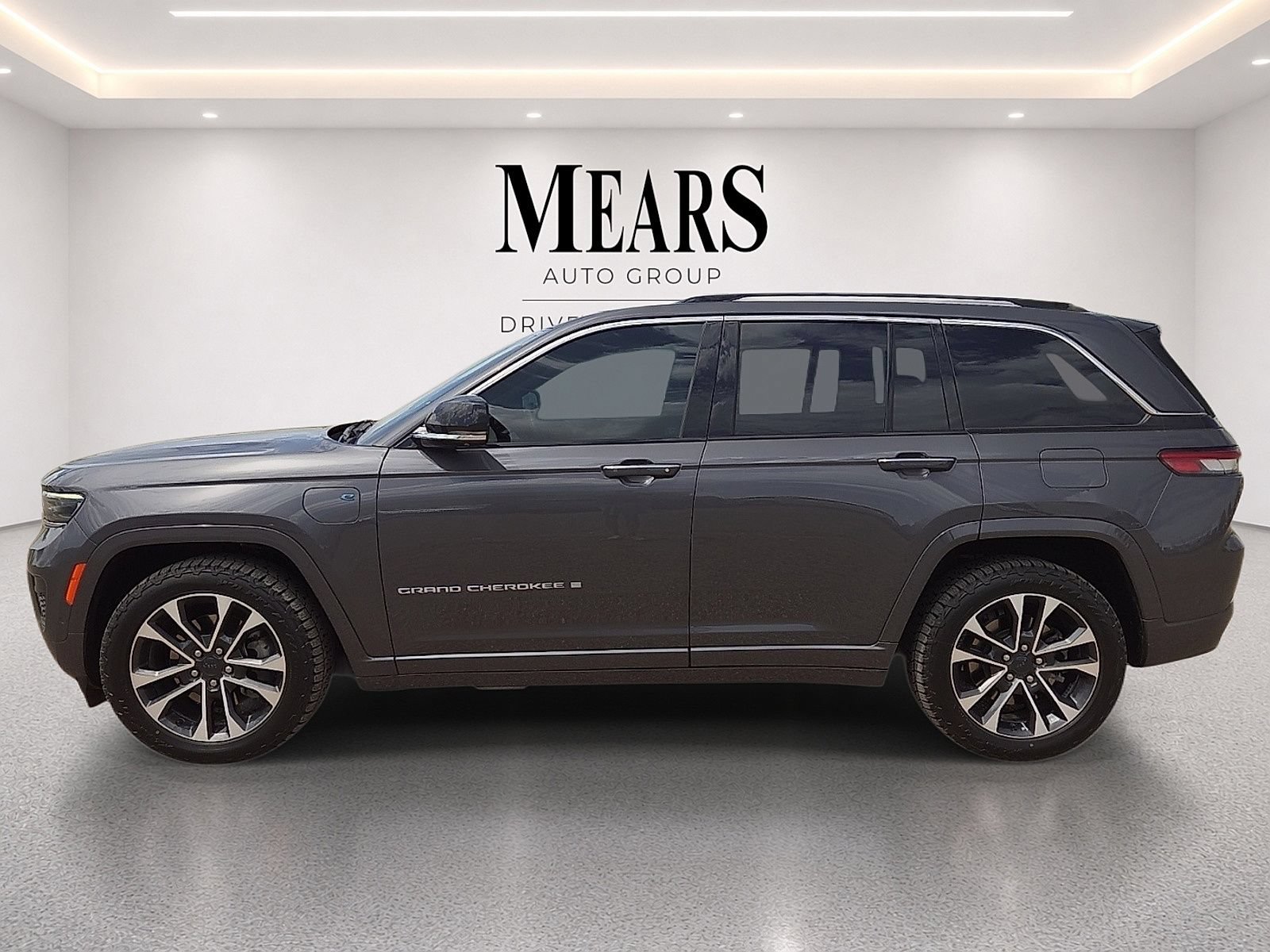 Used 2023 Jeep Grand Cherokee Overland w/ Advanced Protech Group III AWD/4WD image 2