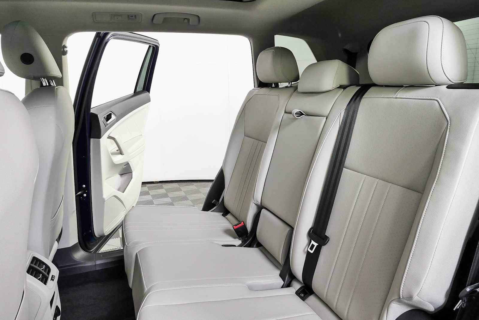 Certified 2023 Volkswagen Tiguan SE w/ Panoramic Sunroof Package FWD image 22
