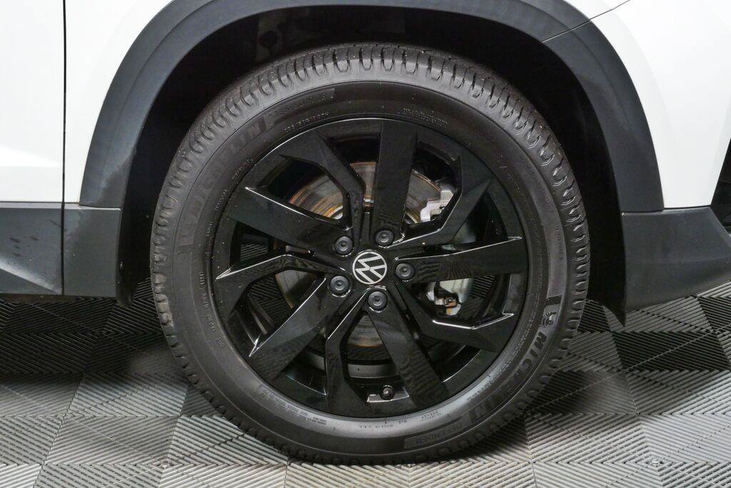 Certified 2022 Volkswagen Taos SE FWD image 35