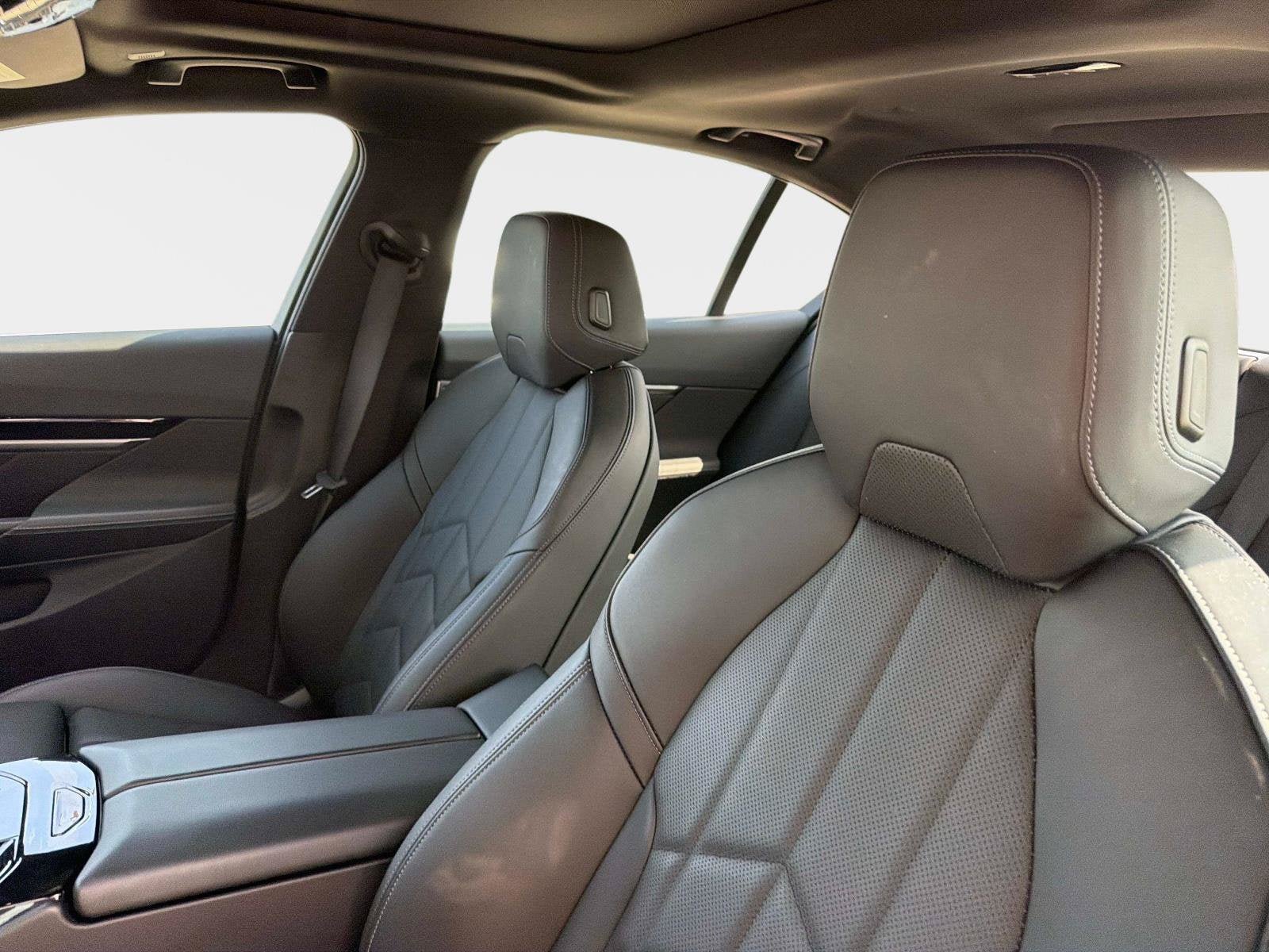 Used 2025 BMW 530i w/ Premium Package RWD image 21