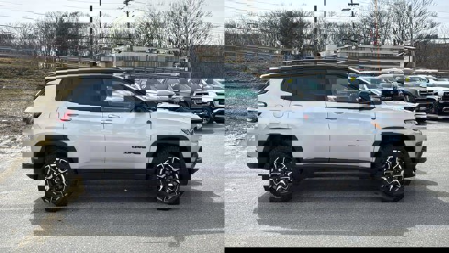 Used 2025 Jeep Compass Trailhawk w/ Trailhawk Convenience Group AWD/4WD image 5