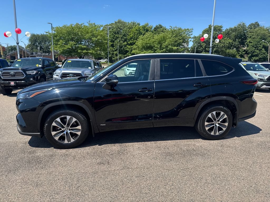 Used 2025 Toyota Highlander XLE AWD/4WD image 4