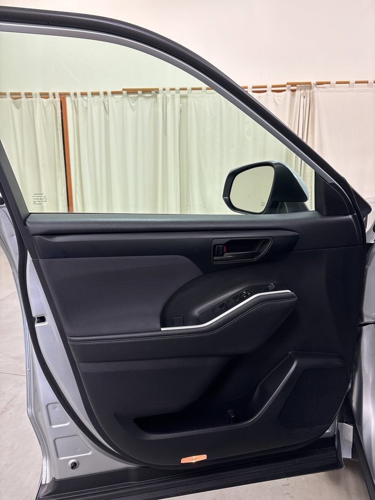 Used 2023 Toyota Highlander L image 16