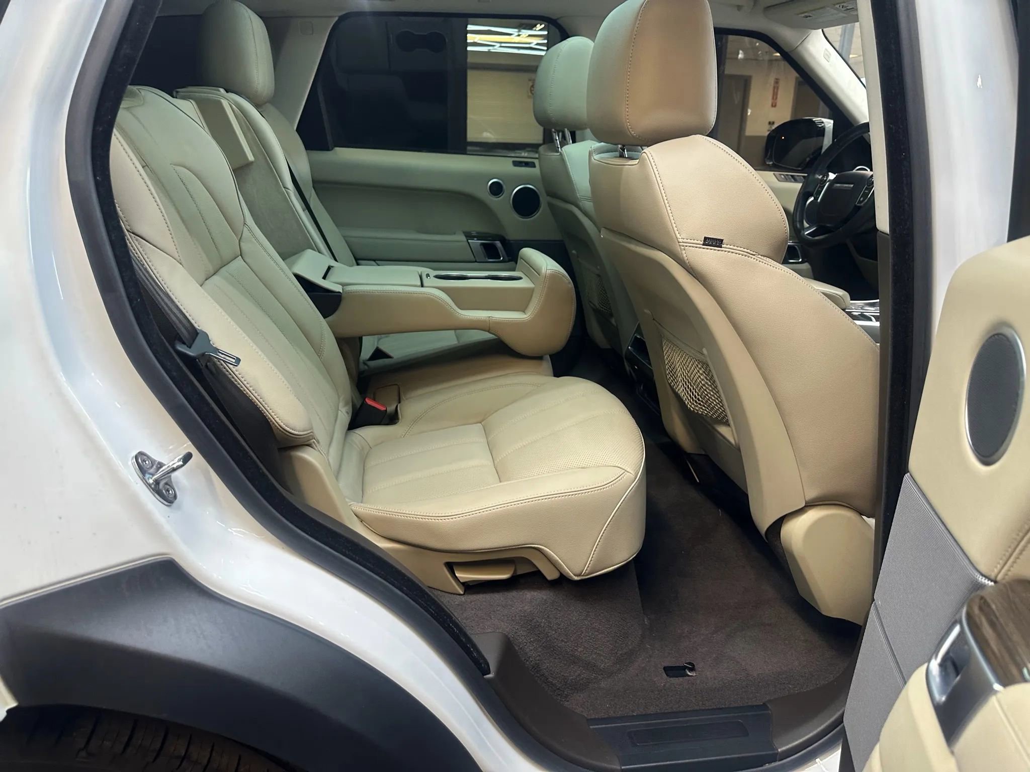 Used 2016 Land Rover Range Rover Sport SE image 28