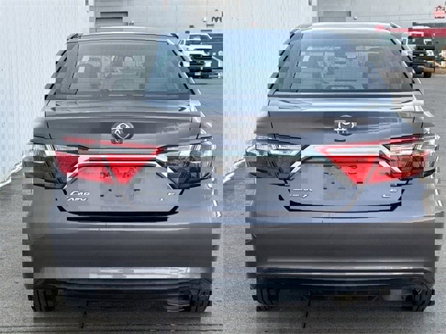 Used 2016 Toyota Camry LE image 5