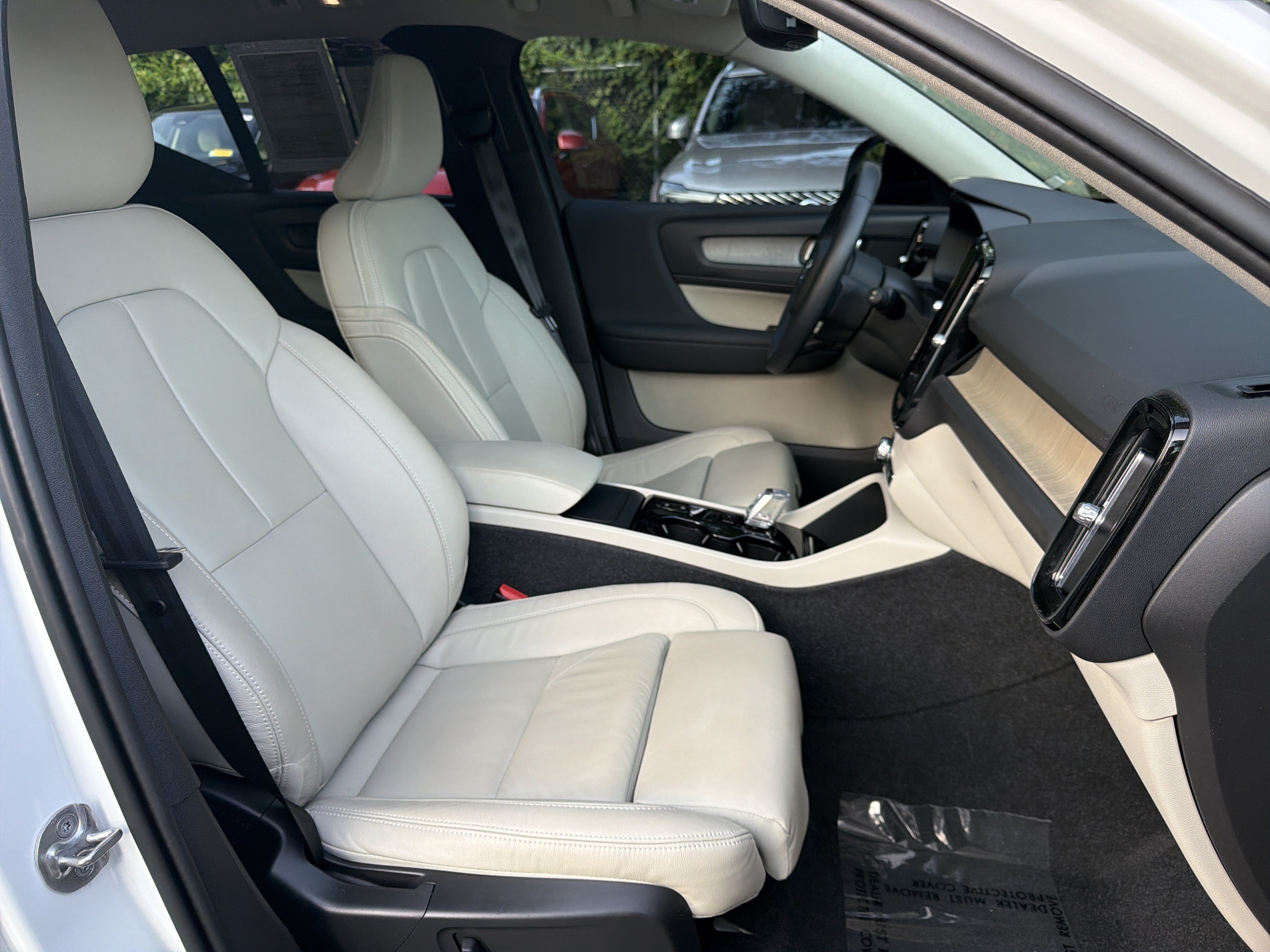 Certified 2023 Volvo XC40 B4 Plus w/ Protection Package Premier FWD image 35