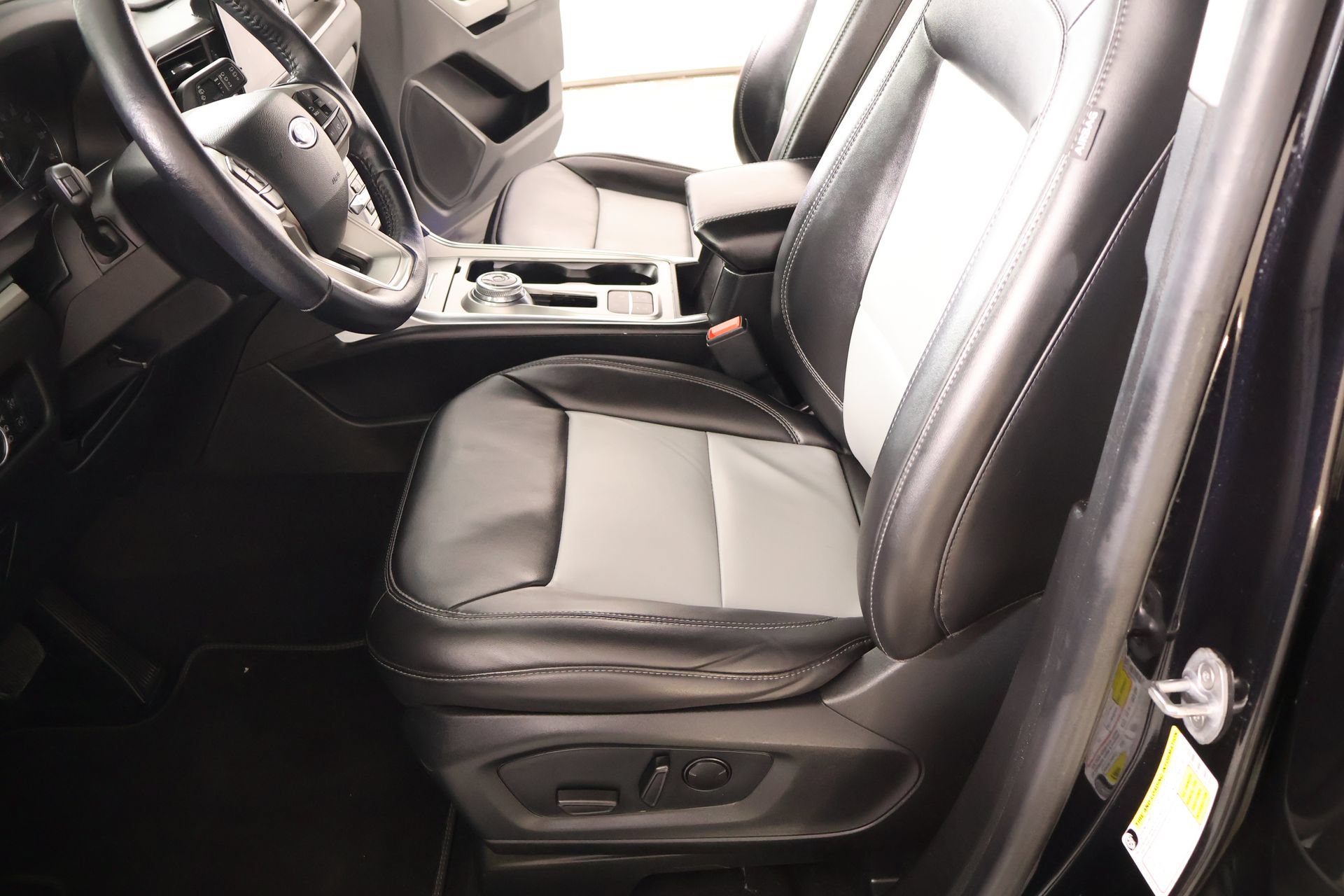 Used 2023 Ford Explorer XLT w/ Equipment Group 202A RWD image 12