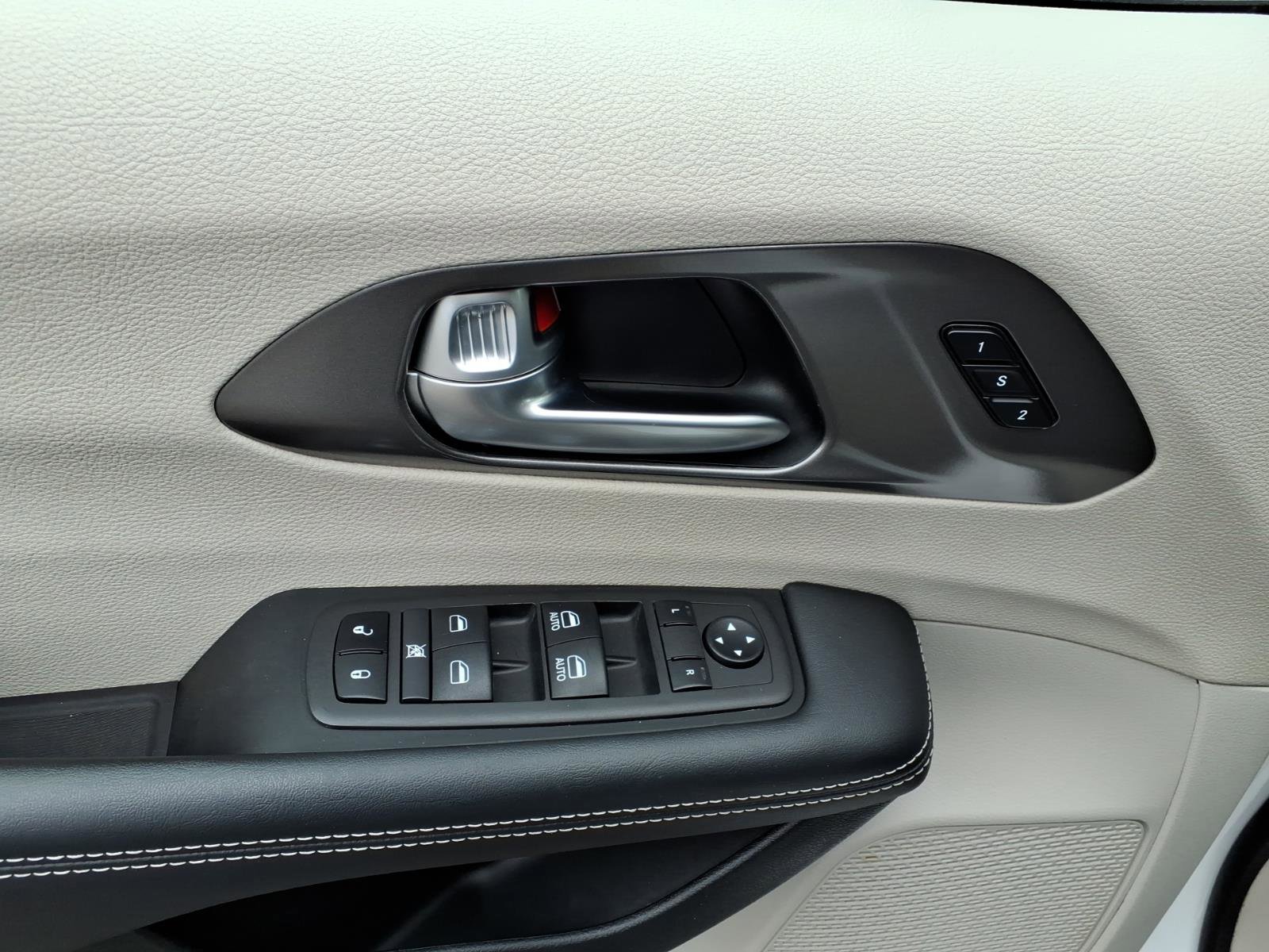 Used 2024 Chrysler Pacifica Touring-L image 14