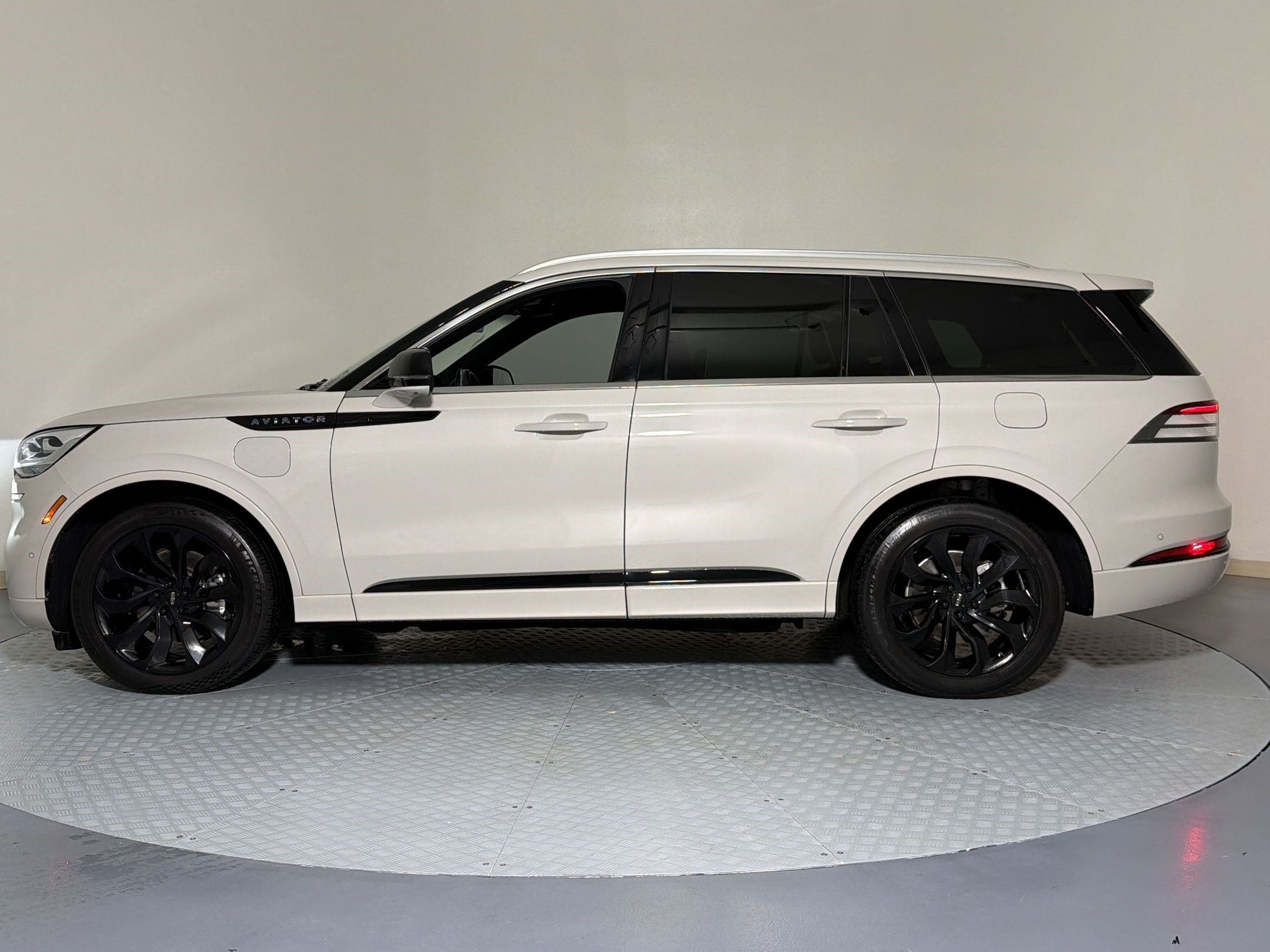 Used 2022 Lincoln Aviator Grand Touring w/ Equipment Group 301A AWD/4WD image 2
