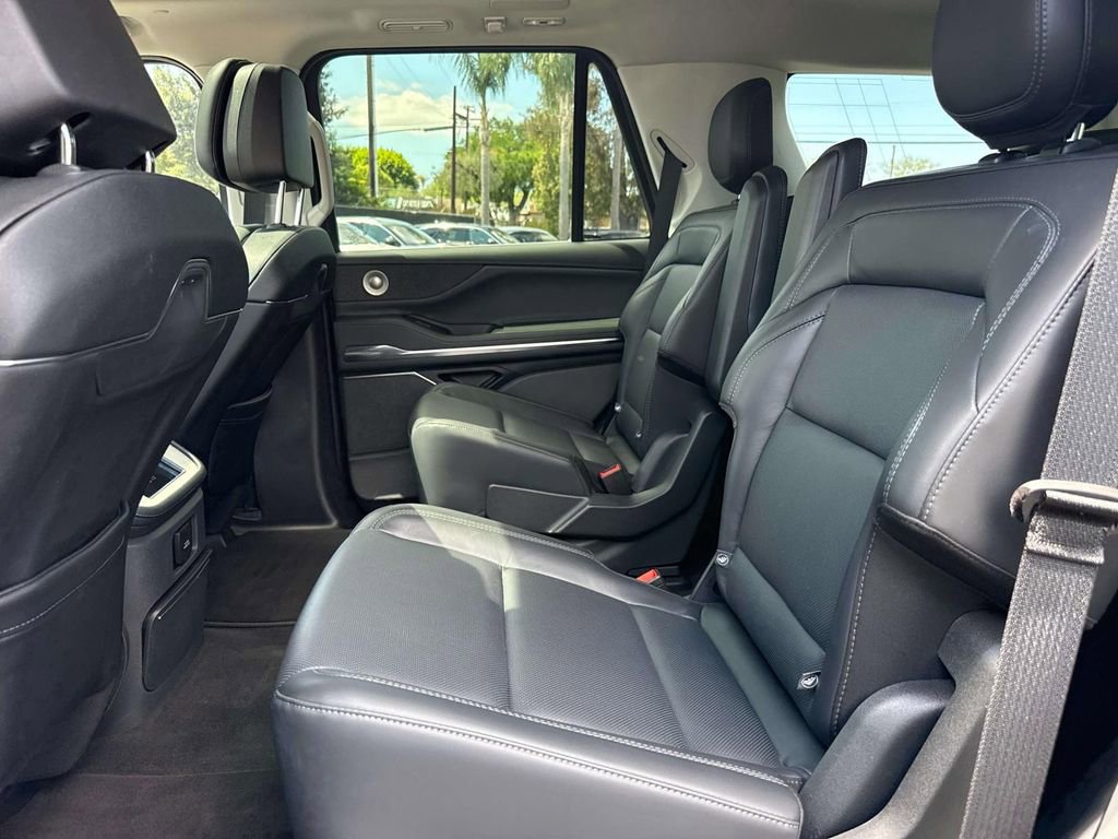 Used 2025 Lincoln Navigator Reserve image 9
