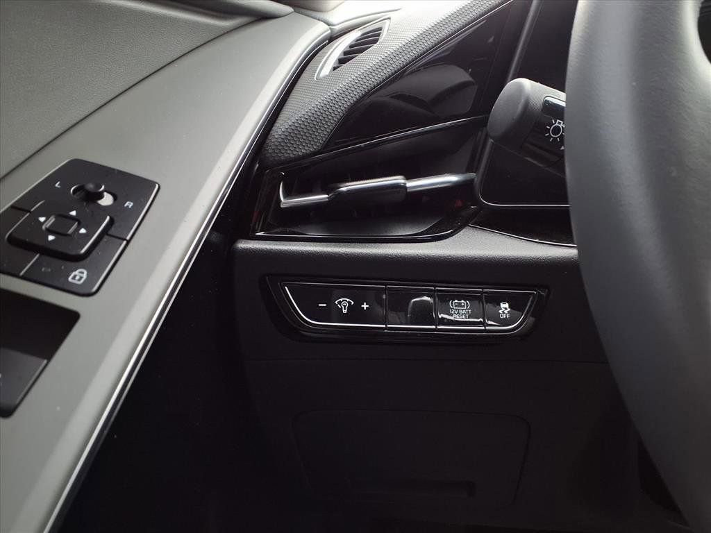 Used 2024 Kia Niro EX image 16