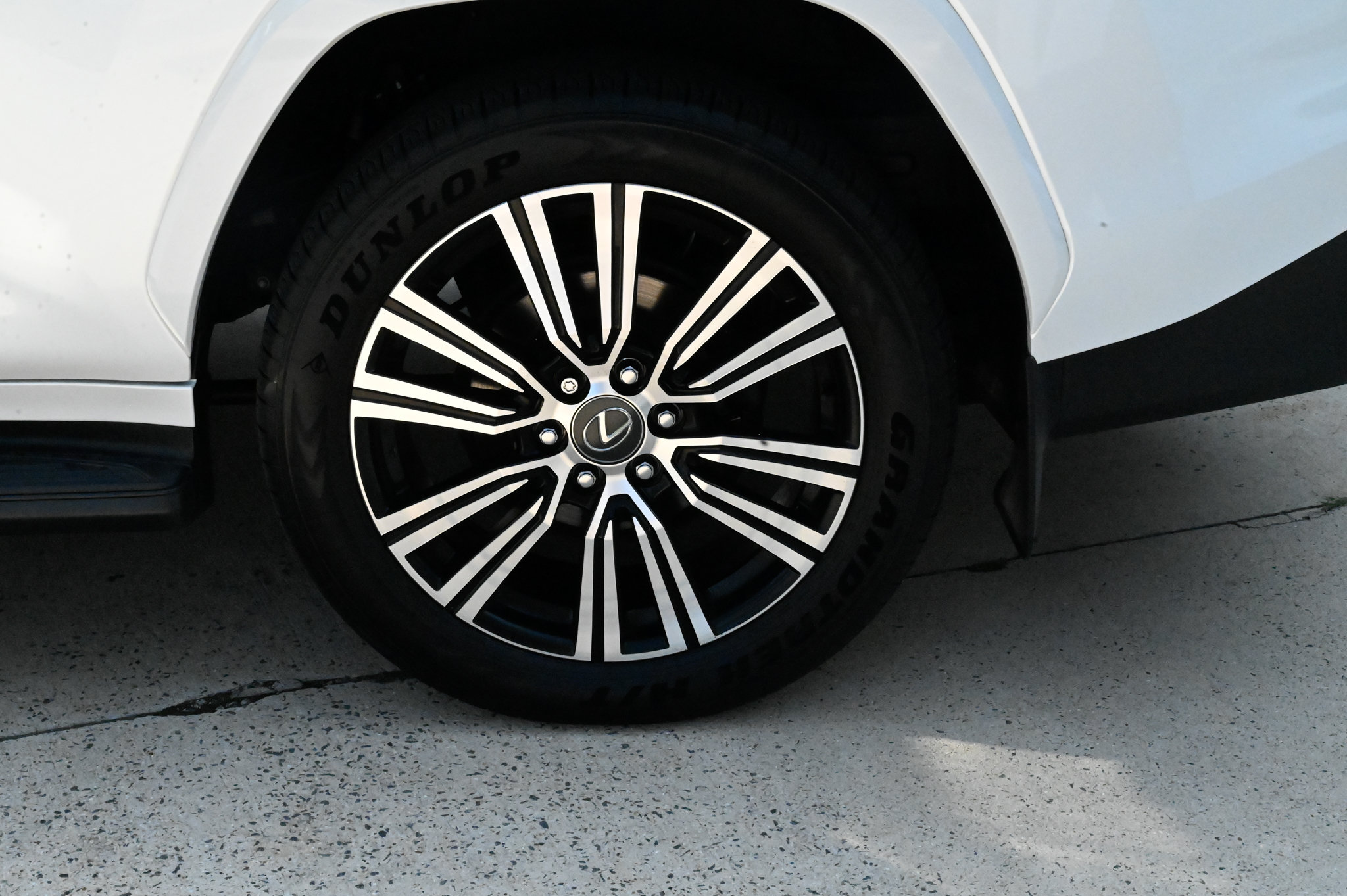 Used 2025 Lexus LX 600 4WD w/ Accessory Package (2T) image 10