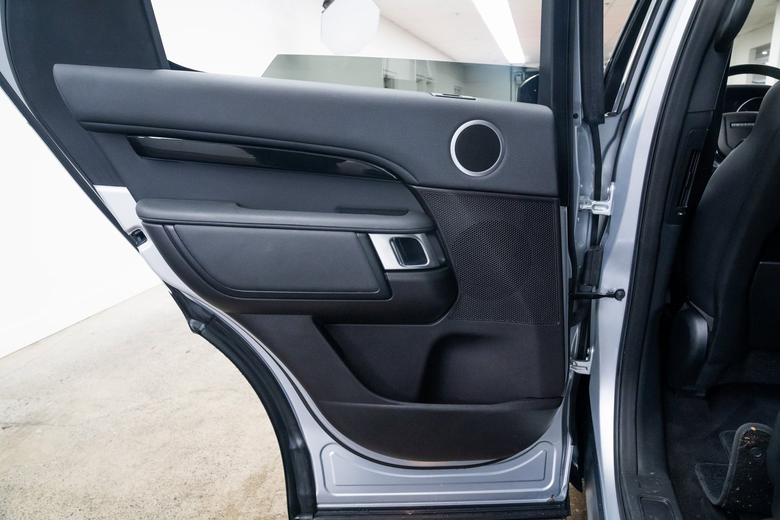 Used 2018 Land Rover Discovery SE image 19