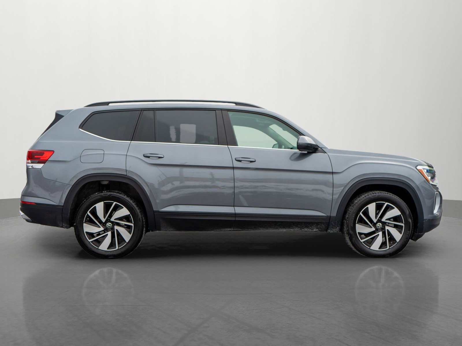 Used 2025 Volkswagen Atlas SE image 8