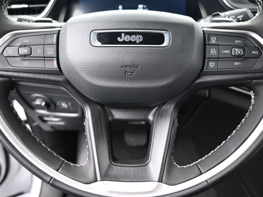 Used 2025 Jeep Grand Cherokee Altitude RWD image 25