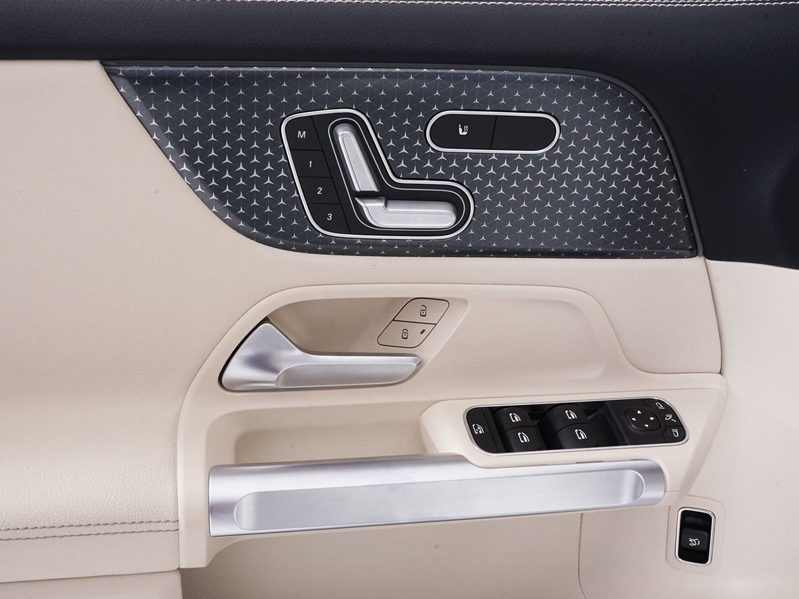 Used 2025 Mercedes-Benz GLB 250 4MATIC image 32
