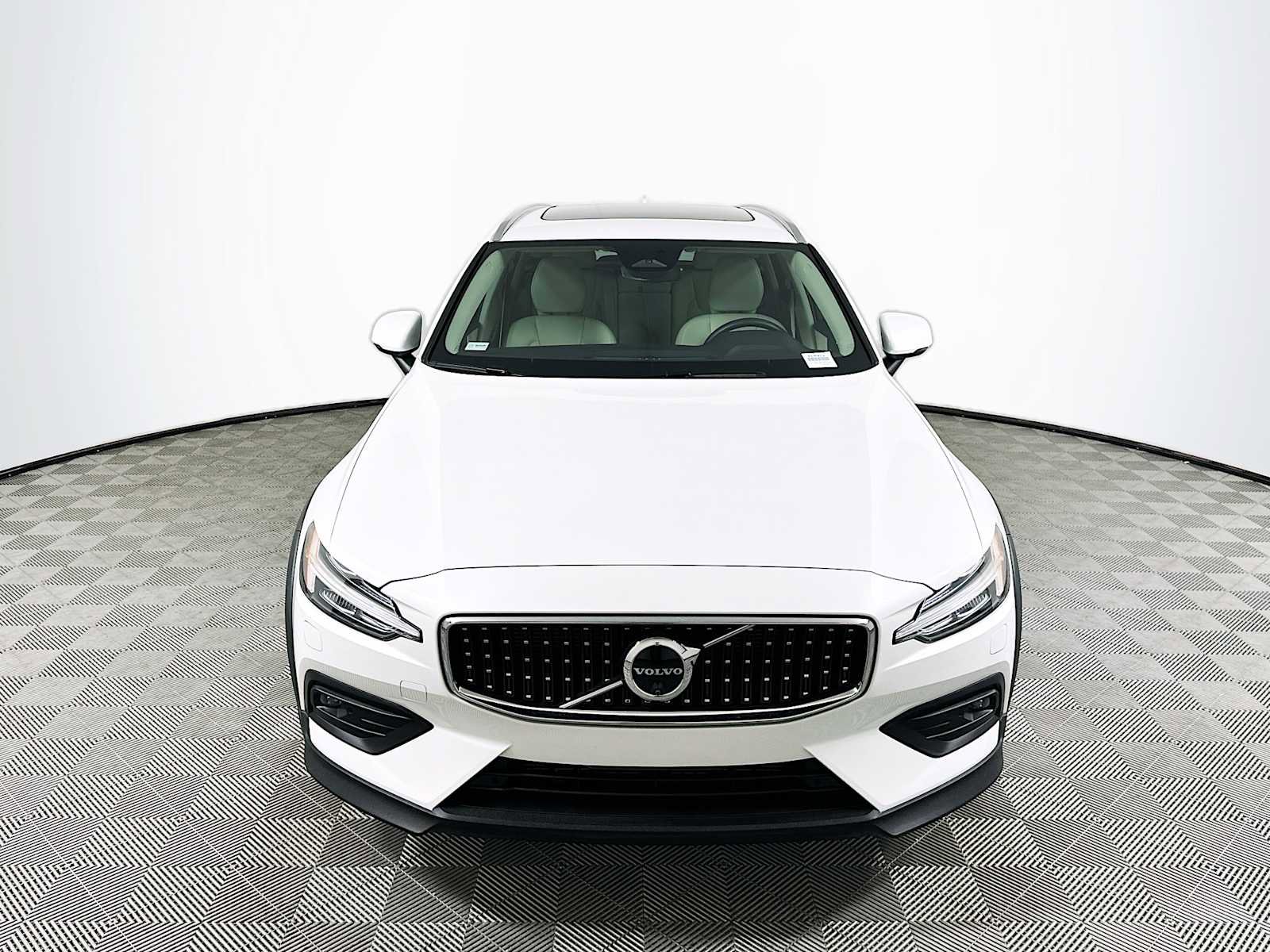 Used 2025 Volvo V60 B5 Cross Country Plus w/ Protection Package Premier image 2