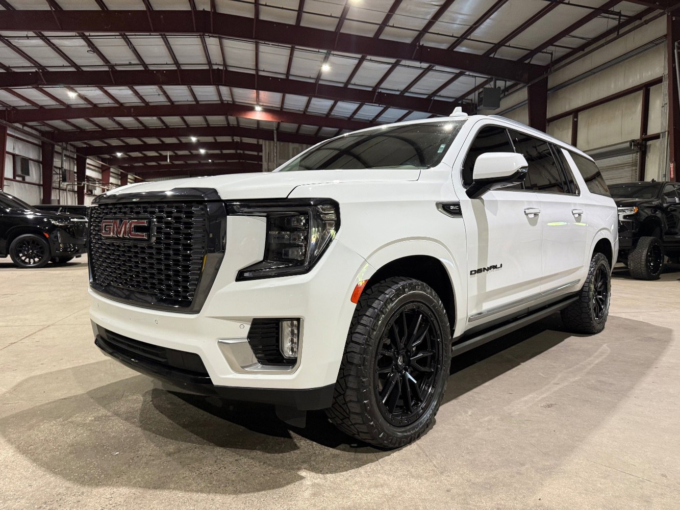 Used 2021 GMC Yukon XL Denali w/ Denali Premium Package image 12