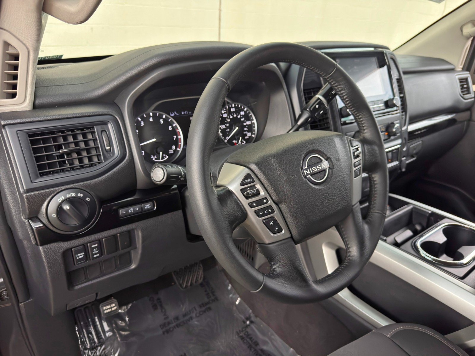 Used 2023 Nissan Titan SV w/ SV Convenience Package RWD image 12