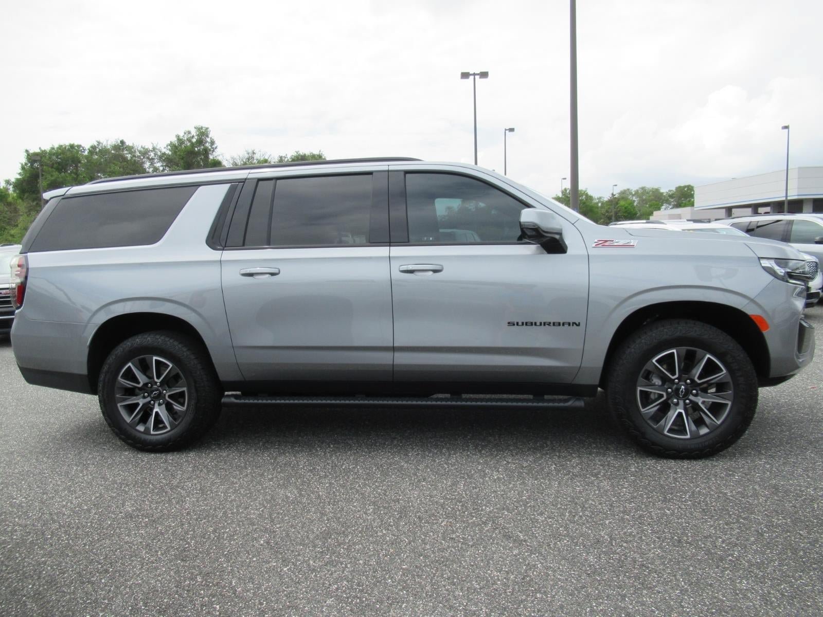 Used 2024 Chevrolet Suburban Z71 w/ Luxury Package AWD/4WD image 2