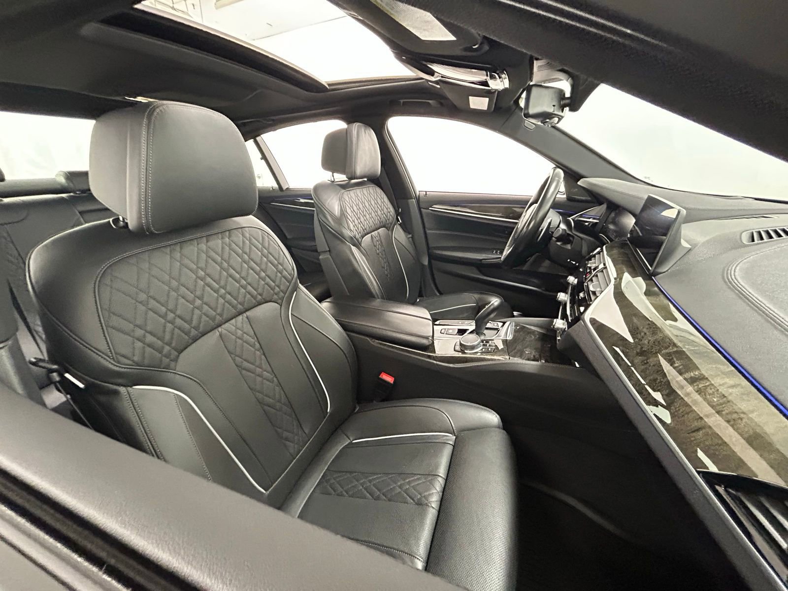 Used 2020 BMW M550i xDrive w/ Executive Package image 41